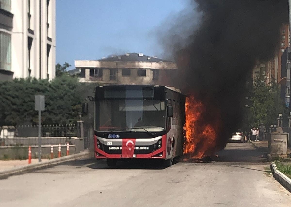 Samsun’da seyir halindeki belediye otobüsünde çıkan yangın kısa sürede aracı