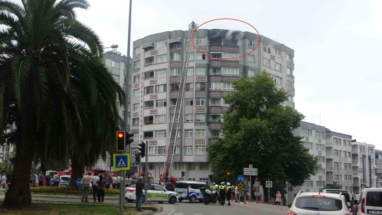 Samsun’da 9 katlı bir binanın en üst katında çıkan yangın