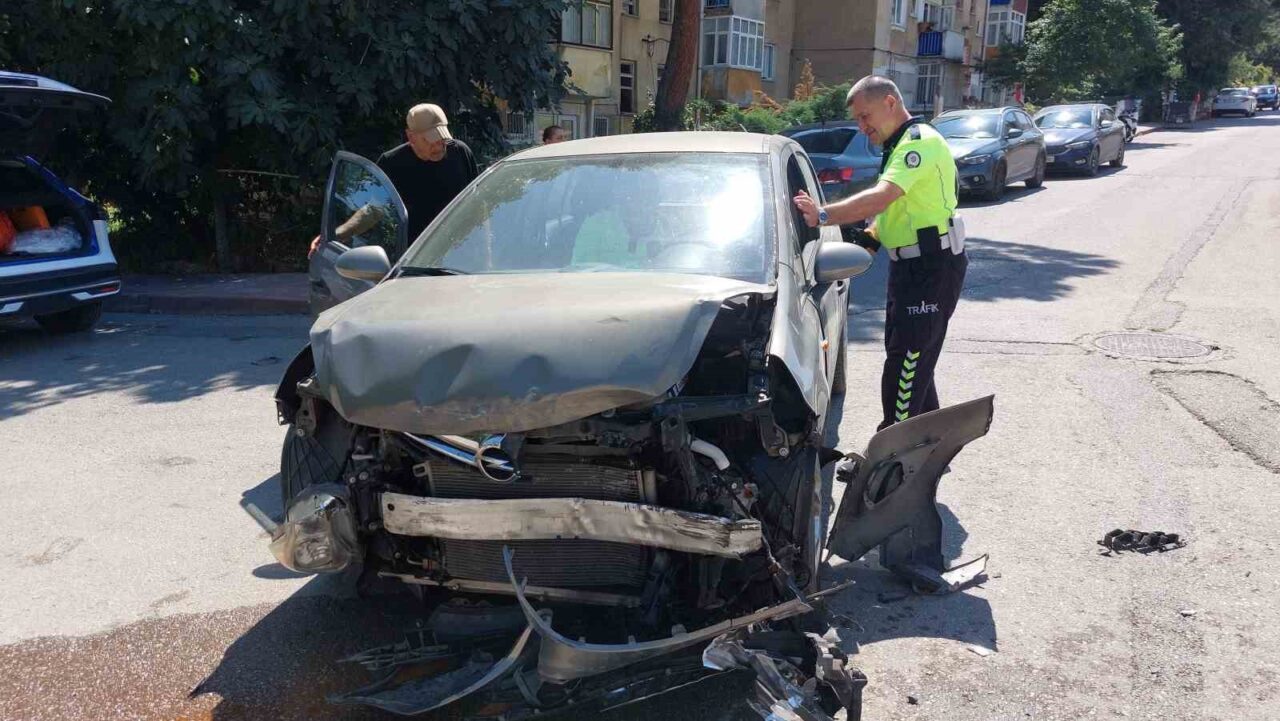 Samsun’da iki otomobilin çarpışması sonucu meydana gelen trafik kazasında 1