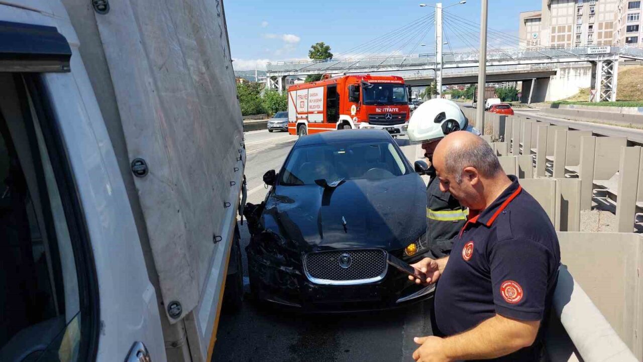 Samsun’da kamyon ile otomobilin çarpışması sonucu meydana gelen trafik kazasında