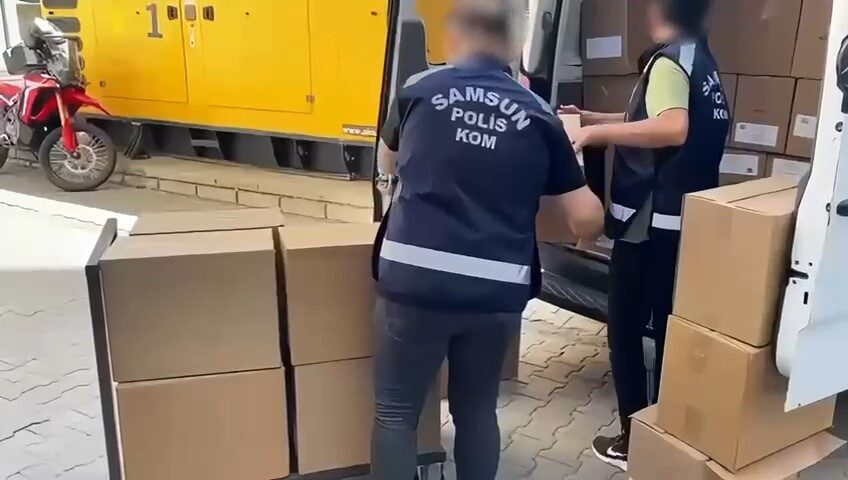 Samsun’da polisin takibi sonucu durdurulan minibüste yapılan aramada koliler içinde