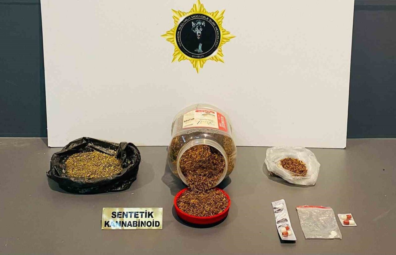 Samsun’da uyuşturucuyla yakalanan bir kişi, polis tarafından gözaltına alındı. Edinilen