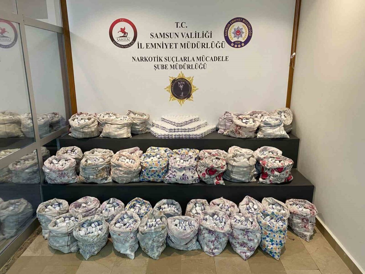 Samsun’da bir araçta arama yapan narkotik polisi, yastık kılıfları içine