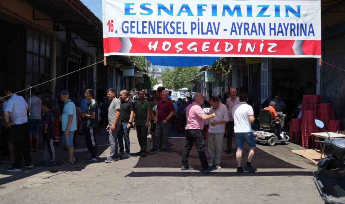 Balıkesir’in Edremit ilçesinde sanayi esnafları tarafından düzenlenen geleneksel hayır yemeği