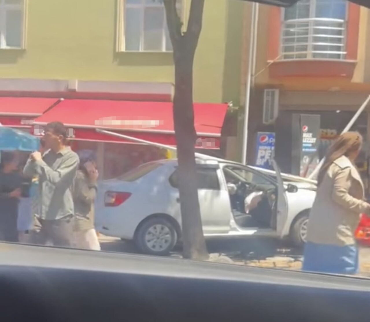 Sancaktepe’de kontrolden çıkan otomobil, bir bakkalın önündeki içecek dolaplarına çarptı.