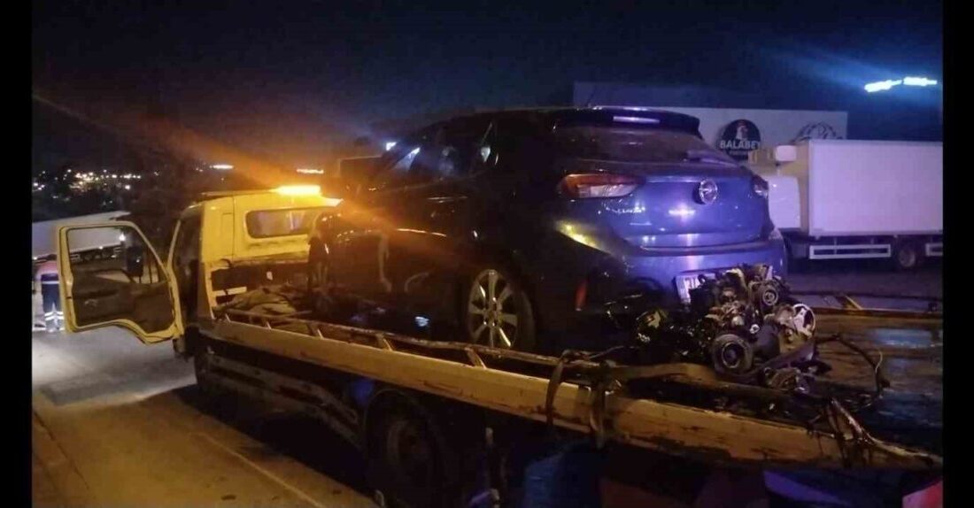 Sancaktepe’de sürücüsünün direksiyon hakimiyetini kaybetmesiyle savrulan otomobil fabrika duvarına çarptı.