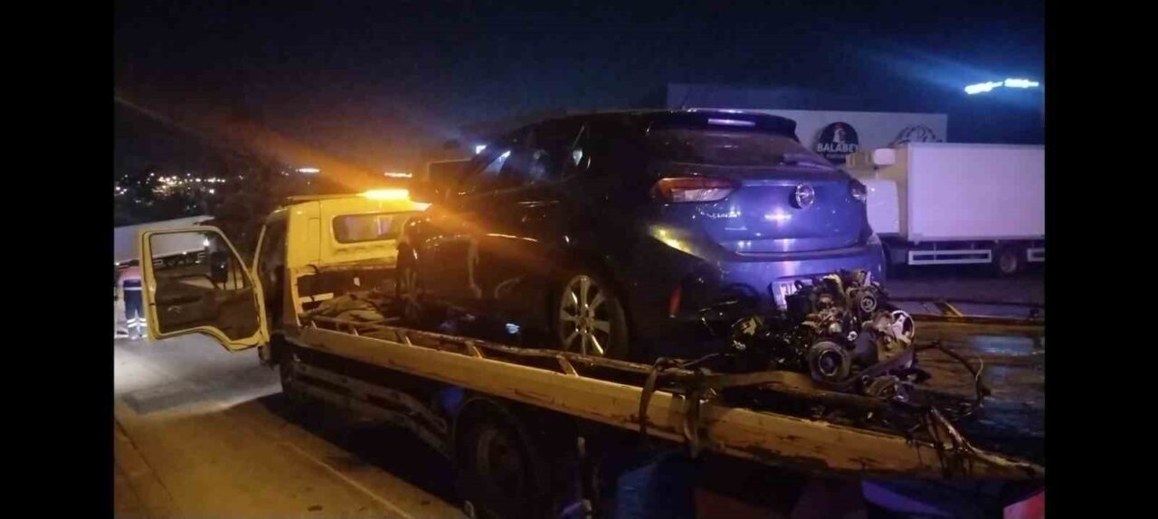 Sancaktepe’de sürücüsünün direksiyon hakimiyetini kaybetmesiyle savrulan otomobil fabrika duvarına çarptı.