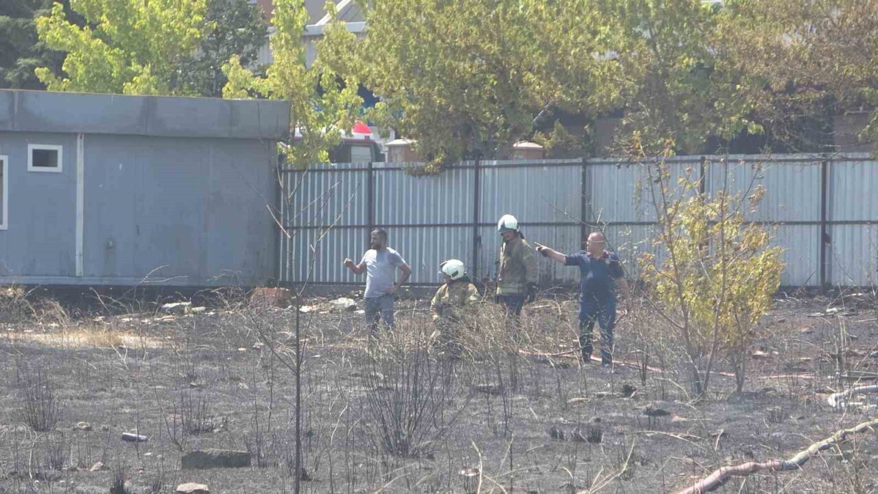 Sancaktepe’de park halindeki bir kamyonda çıkan yangın paniğe neden oldu.