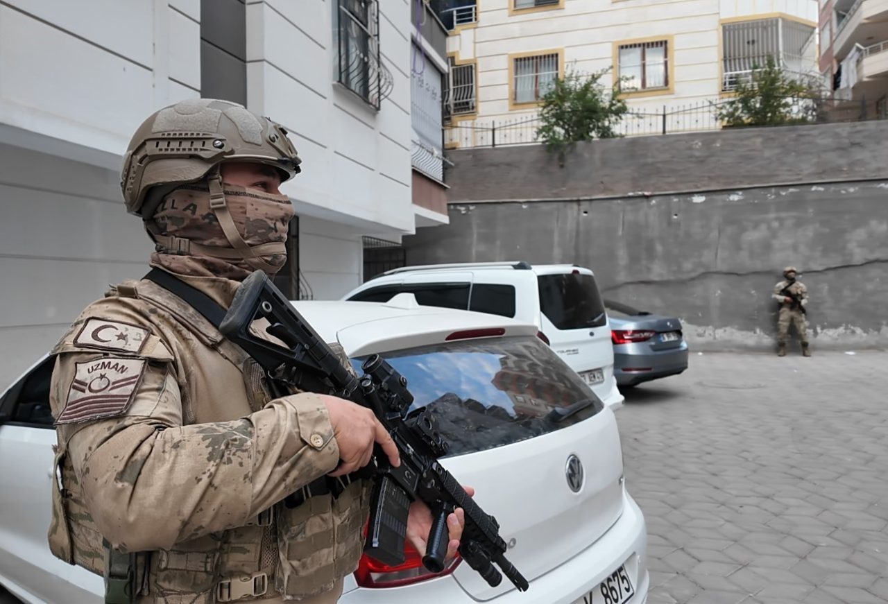 Şanlıurfa ve Batman’da jandarma ekiplerinin terör örgütü DEAŞ’a yönelik düzenlediği