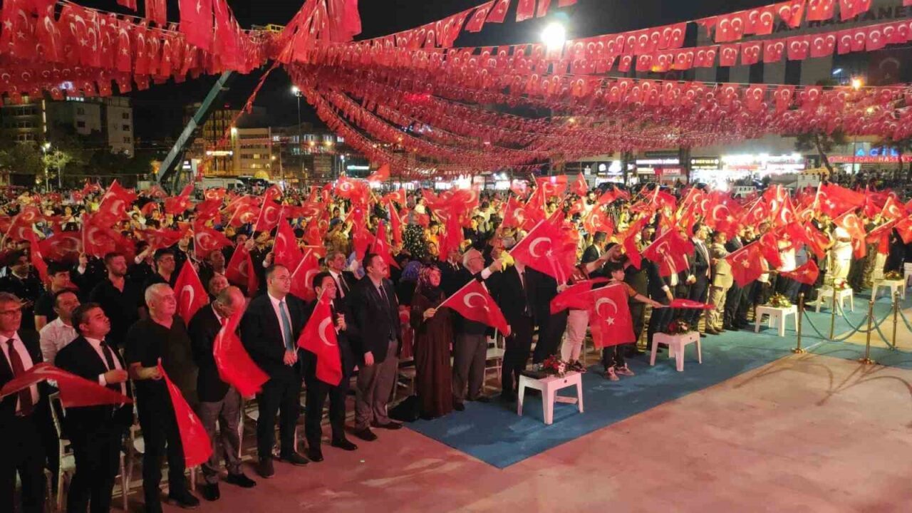 Şanlıurfa’da binlerce vatandaş, ellerinde ay yıldızlı bayraklarla 15 Temmuz Demokrasi