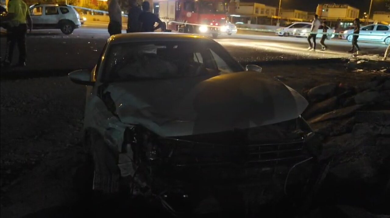 Şanlıurfa’nın Viranşehir ilçesinde, iki otomobilin çarpışması sonucu meydana gelen trafik