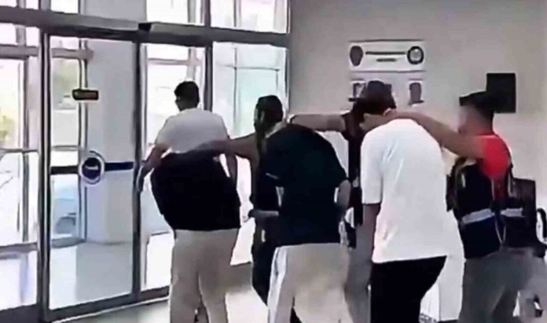 Şanlıurfa’da trafikte içinde hamile bir kadının da bulunduğu aracın önünü