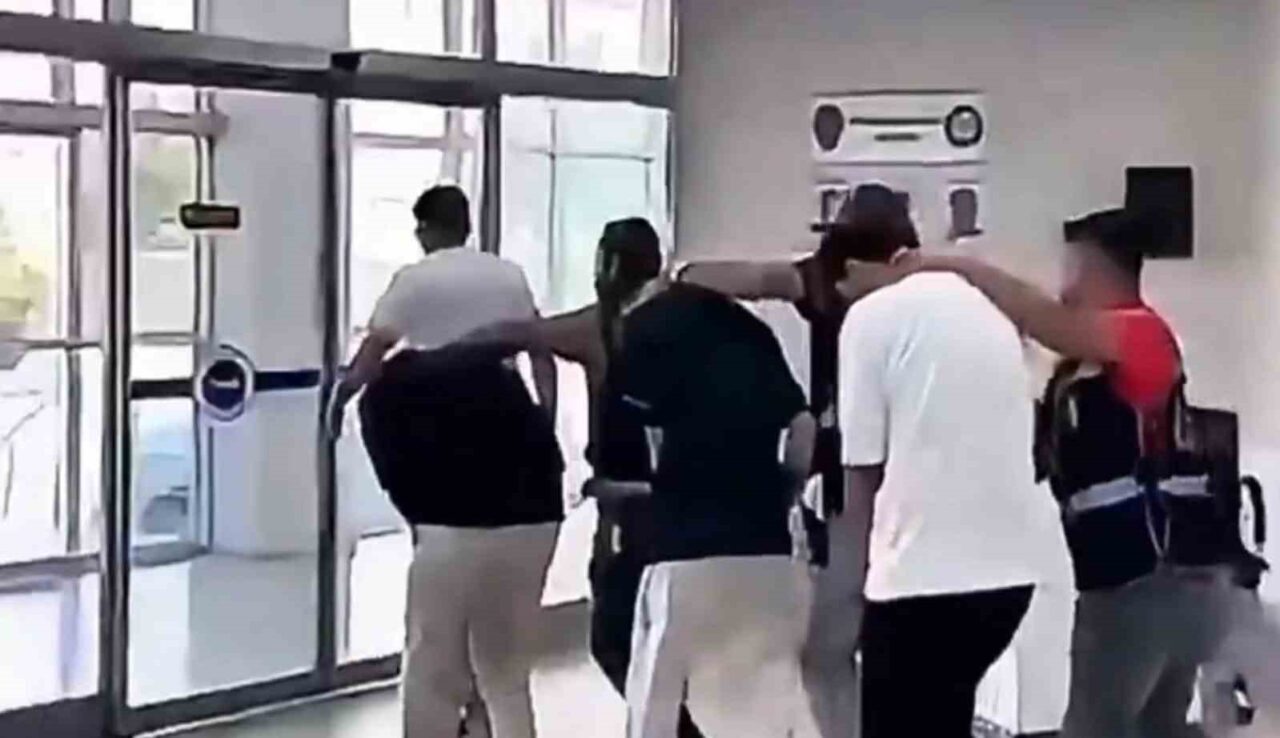 Şanlıurfa’da trafikte içinde hamile bir kadının da bulunduğu aracın önünü