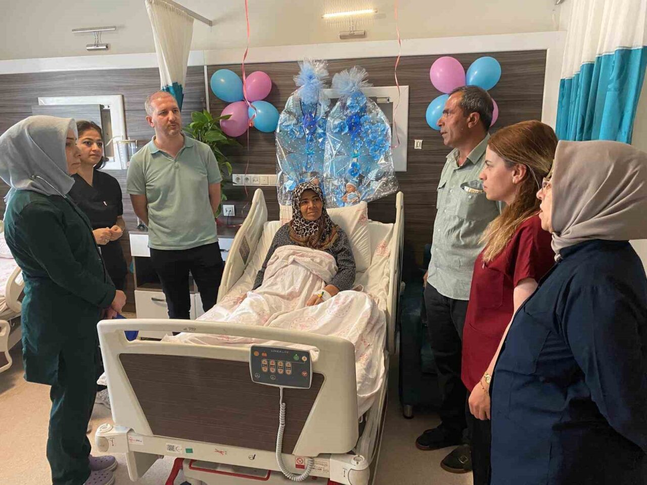 Şanlıurfa’nın Birecik ilçesinde 53 yaşındaki bir kadın ikiz bebek dünyaya