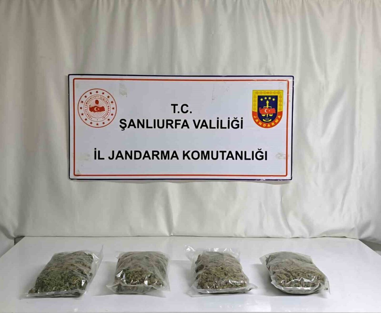 Şanlıurfa’da jandarma ekipleri tarafından durdurulan 2 ayrı araçta biri 4