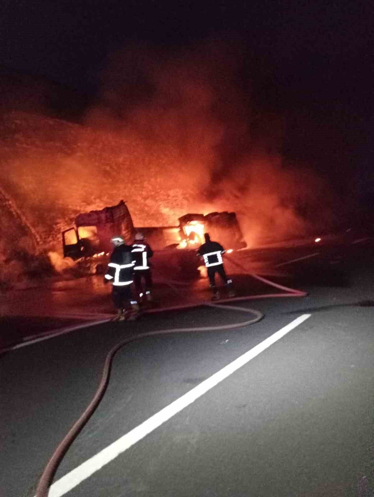 Şanlıurfa’da devrilen akaryakıt tankeri alev alev yandı. Yangın itfaiye ekiplerince