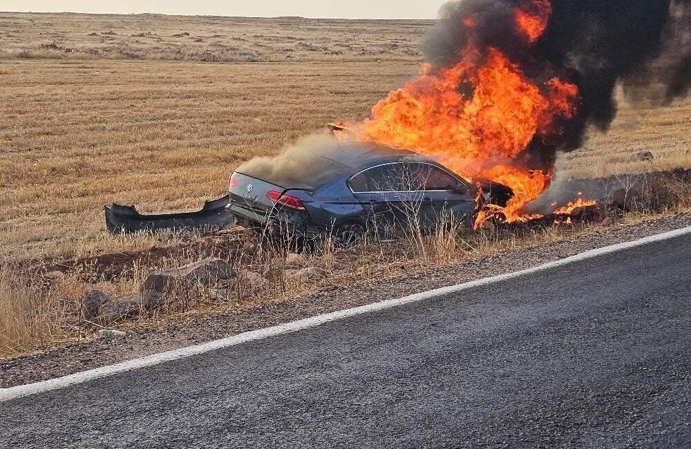 Şanlıurfa’nın Viranşehir ilçesinde devrilen otomobil alev alev yandı, sürücü yaralandı.
