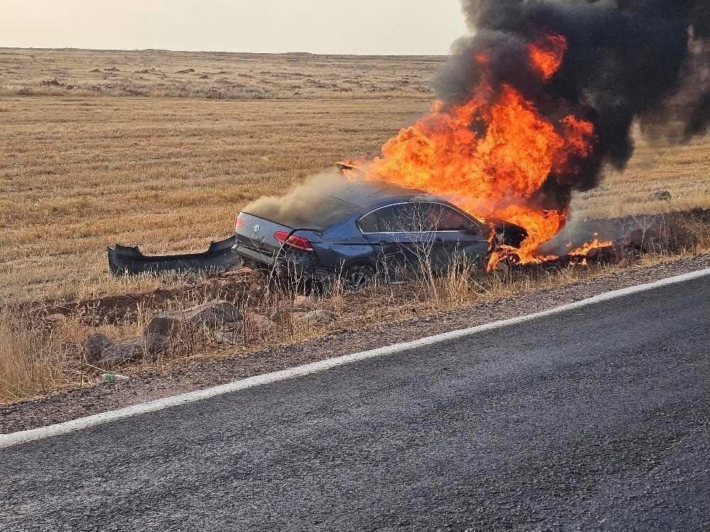 Şanlıurfa’nın Viranşehir ilçesinde devrilen otomobil alev alev yandı, sürücü yaralandı.