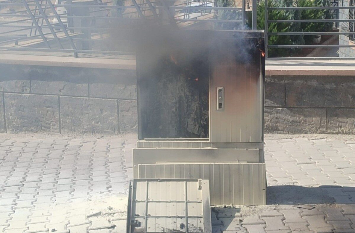 Şanlıurfa’nın Karaköprü ilçesinde bir elektrik panosu, sıcak hava ve aşırı