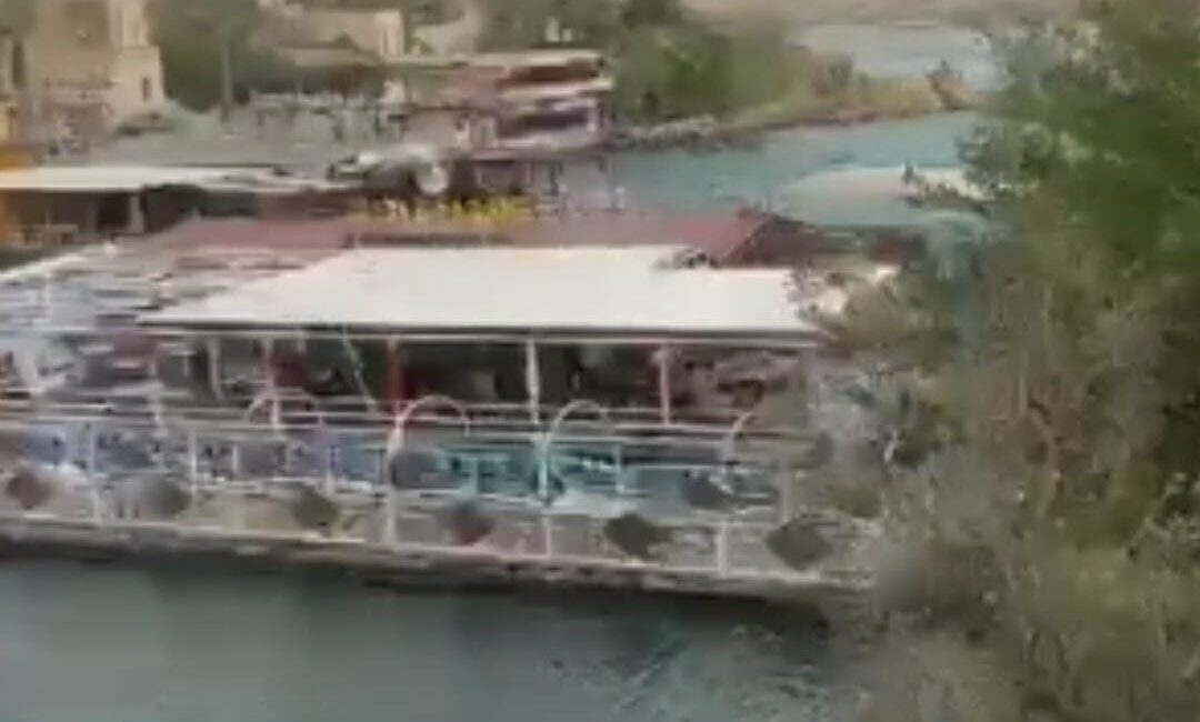 Şanlıurfa’nın Halfeti ilçesinde, Fırat Nehri üzerinde sabitlenen bir duba restoran,