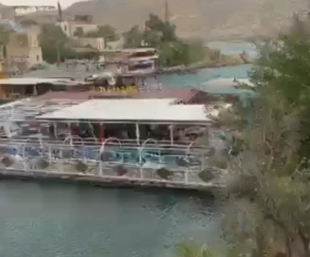 Şanlıurfa’nın Halfeti ilçesinde, Fırat Nehri üzerinde sabitlenen bir duba restoran,