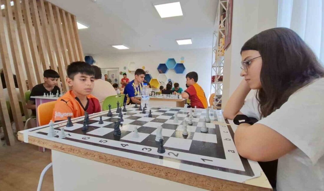 Şanlıurfa Büyükşehir Belediyesi’nin başlattığı 2025 yaz kurslarına katılan öğrenciler, gençlik