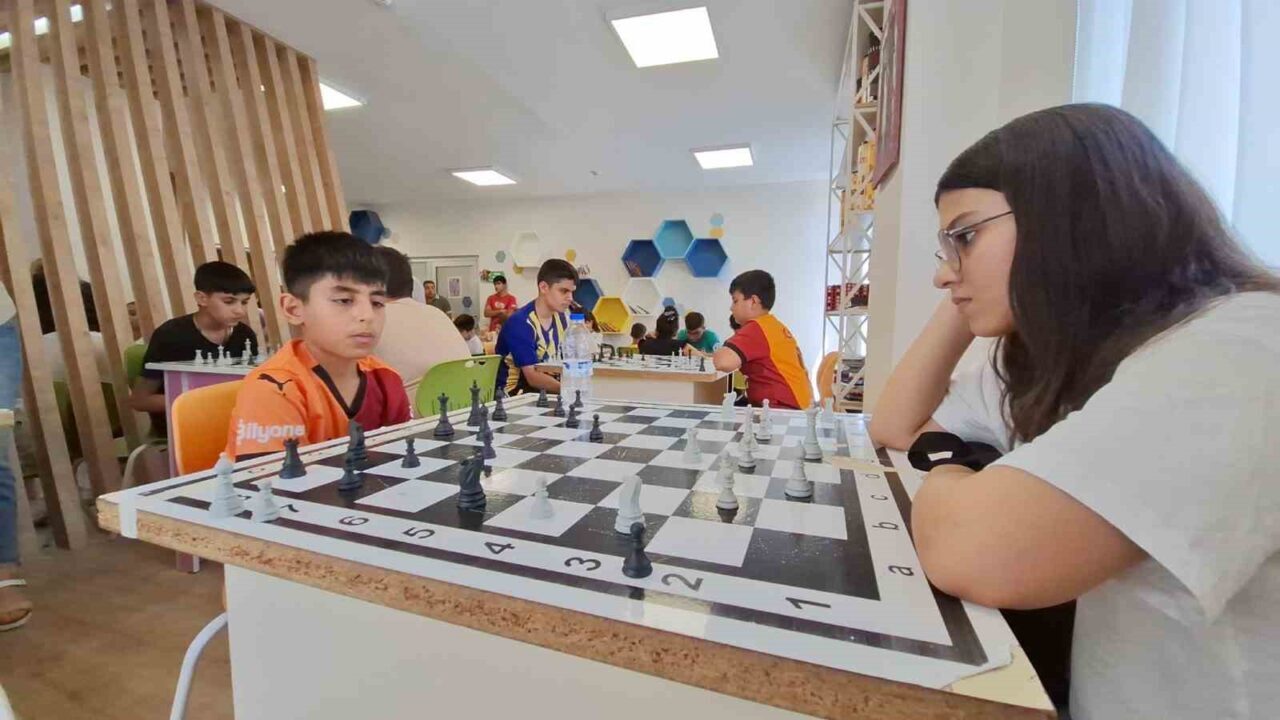 Şanlıurfa Büyükşehir Belediyesi’nin başlattığı 2025 yaz kurslarına katılan öğrenciler, gençlik