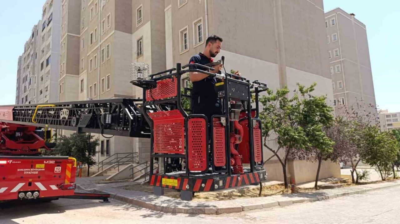 Şanlıurfa’da 6 katlı bir binanın en son katında mahsur kalan
