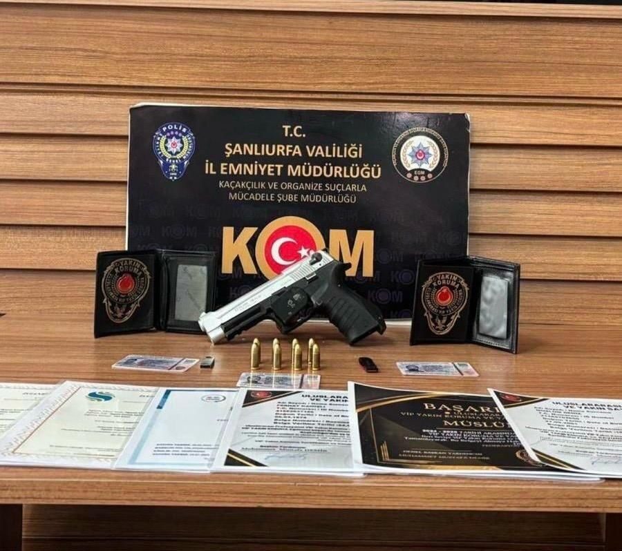 Şanlıurfa’da, kendilerini Milli İstihbarat Teşkilatı (MİT) ve Emniyet Müdürlüğü mensubu