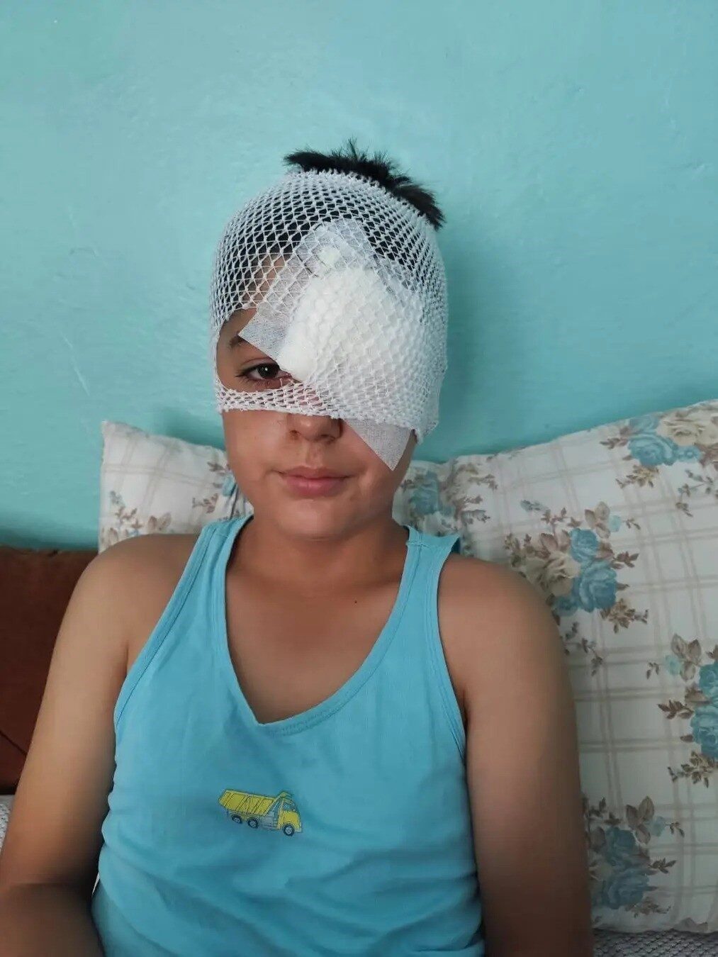 Şanlıurfa’nın Viranşehir ilçesinde kaldırımda yürürken köpek saldırısından kaçan çocuğa otomobil