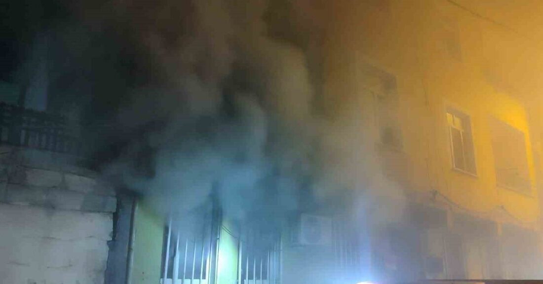 Şanlıurfa’da bir binanın giriş katındaki dairede çıkan yangında, 1’i çocuk