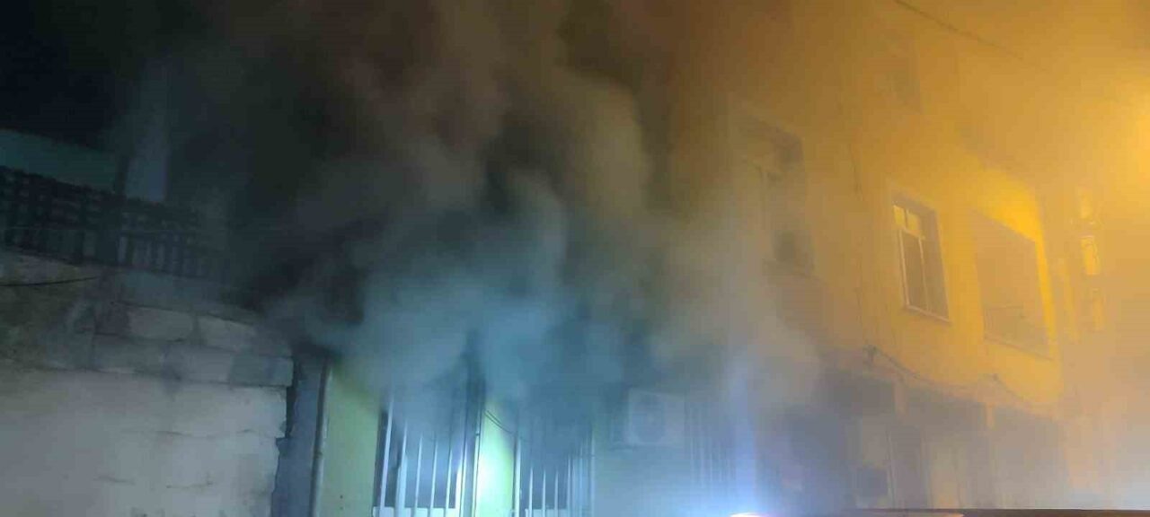 Şanlıurfa’da bir binanın giriş katındaki dairede çıkan yangında, 1’i çocuk