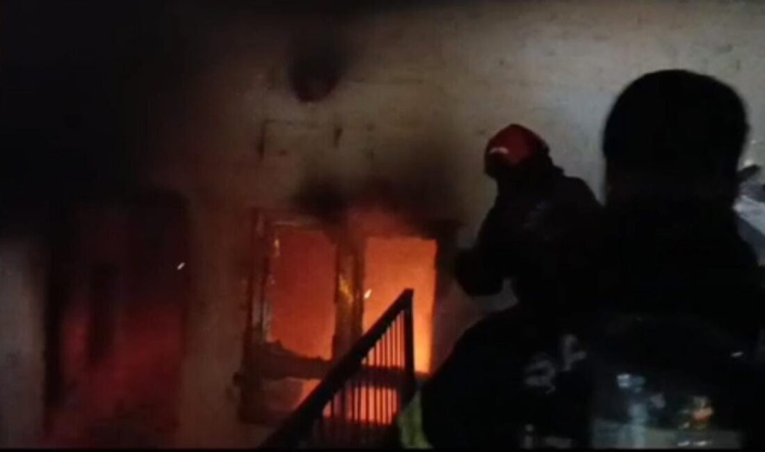 Şanlıurfa’da bir iş yerinde çıkan yangın itfaiye ekiplerince kontrol altına