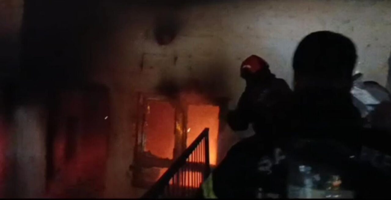 Şanlıurfa’da bir iş yerinde çıkan yangın itfaiye ekiplerince kontrol altına