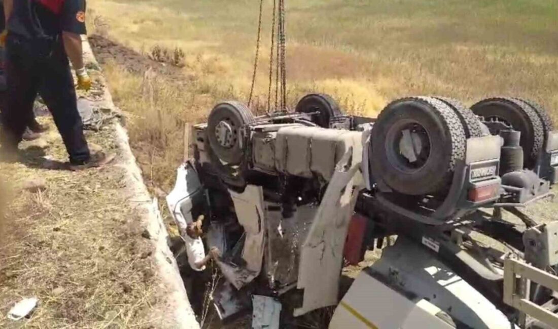 Şanlıurfa’nın Bozova ilçesinde kum kamyonunun devrilmesi sonucu meydana gelen kazada