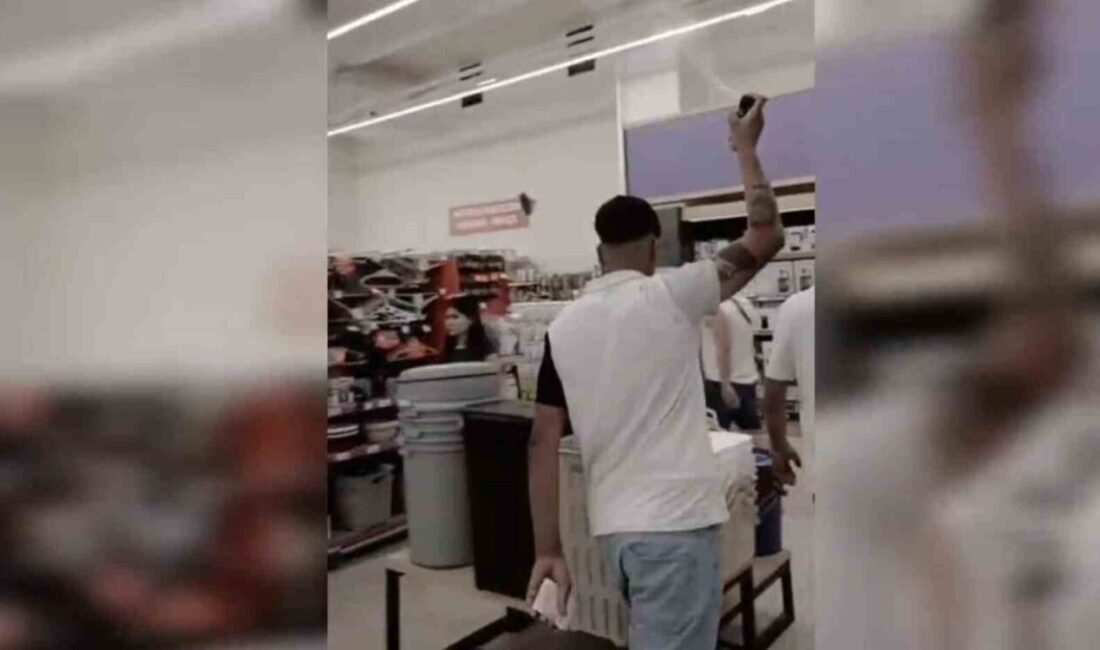 Şanlıurfa’da bir markette etrafa deodorant sıktığı anları, “İstediğimi yaparım, istediğimi