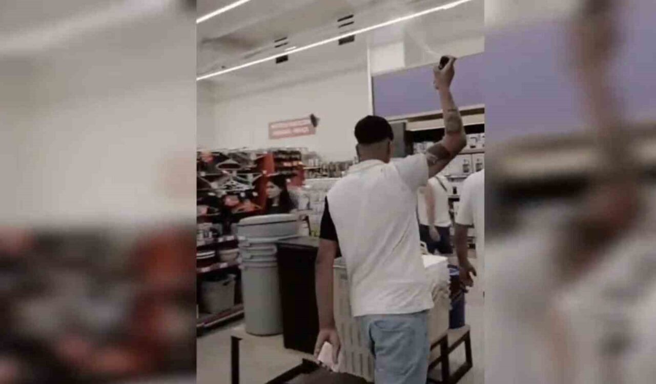 Şanlıurfa’da bir markette etrafa deodorant sıktığı anları, “İstediğimi yaparım, istediğimi