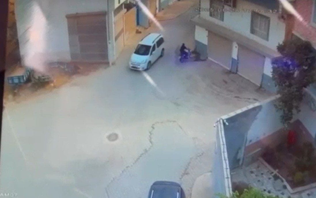 Şanlıurfa’nın Birecik ilçesinde, motosikletli kadın sürücünün otomobilden kaçmaya çalışırken bir