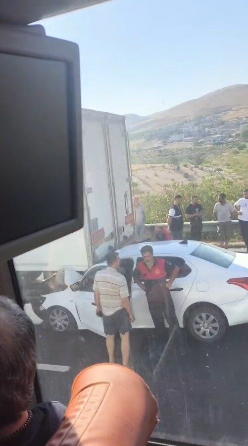 Şanlıurfa’da tıra arkadan çarpan otomobildeki çocuk hayatını kaybederken, sürücü ağır