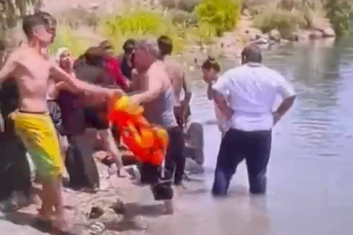 Şanlıurfa’nın Birecik ilçesinde serinlemek için Fırat Nehri’ne giren iki kız