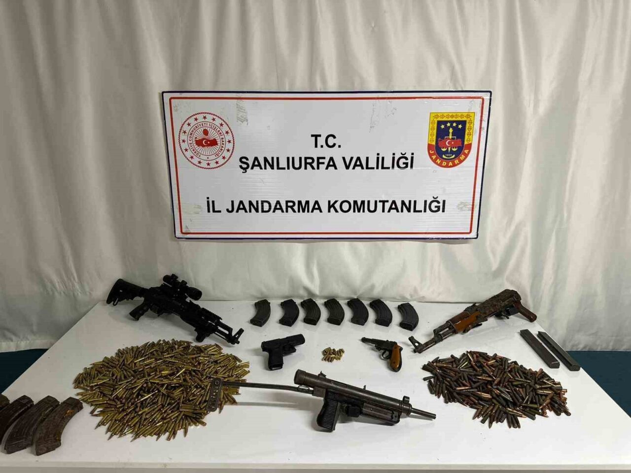 Şanlıurfa İl Jandarma Komutanlığı ekiplerince, yasa dışı ve ruhsatsız silahlanmayla