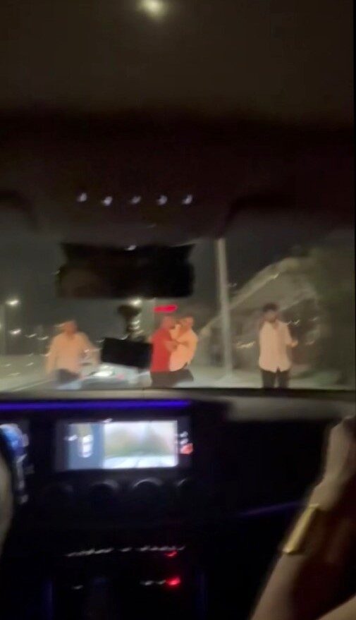 Şanlıurfa’da bir otomobilin önünü keserek terör estiren trafik magandaları, cep