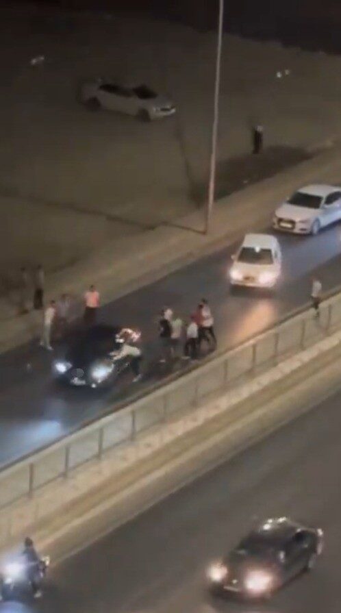 Şanlıurfa’da trafikte içinde hamile bir kadının da bulunduğu aracın önünü