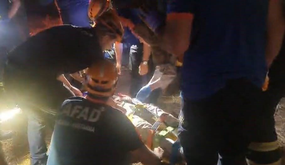 Batman’ın Beşiri ilçesinde şarampole devrilen otomobilde sıkışan sürücü kurtarıldı. Edinilen