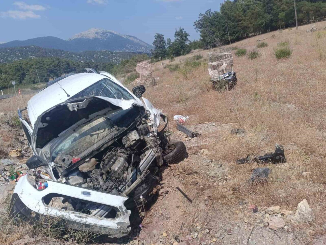 Gündoğmuş İlçesi Karadere Mahallesi yol kavşağında hafif ticari araç 5