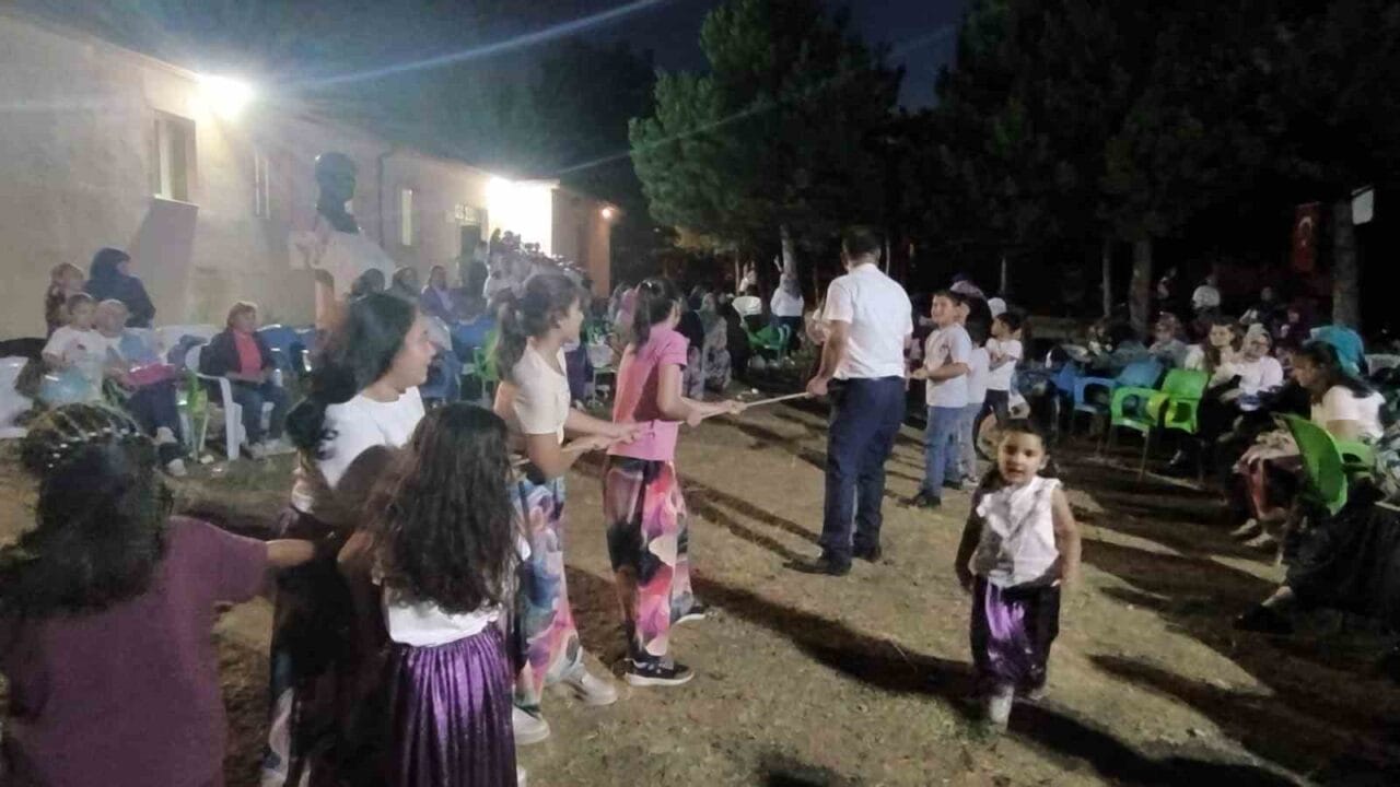 Eskişehir’in Sarayören Mahallesi’nde yaklaşık 350 kadının katılımıyla ’şalvar etkinliği’ gerçekleştirildi.