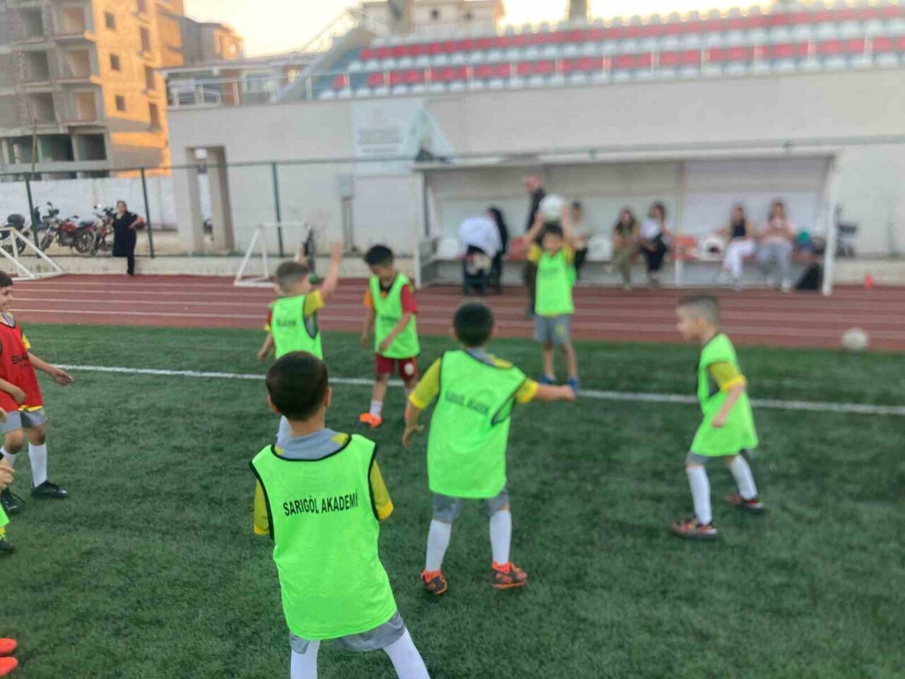 Manisa’nın Sarıgöl ilçesinde spor alanında önemli bir adım atıldı. Uzun