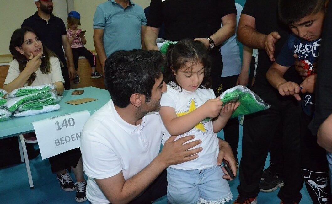 Sarıkamış Belediyesi, yaz sporu kurslarına katılan çocukları unutmadı. Sporculara forma