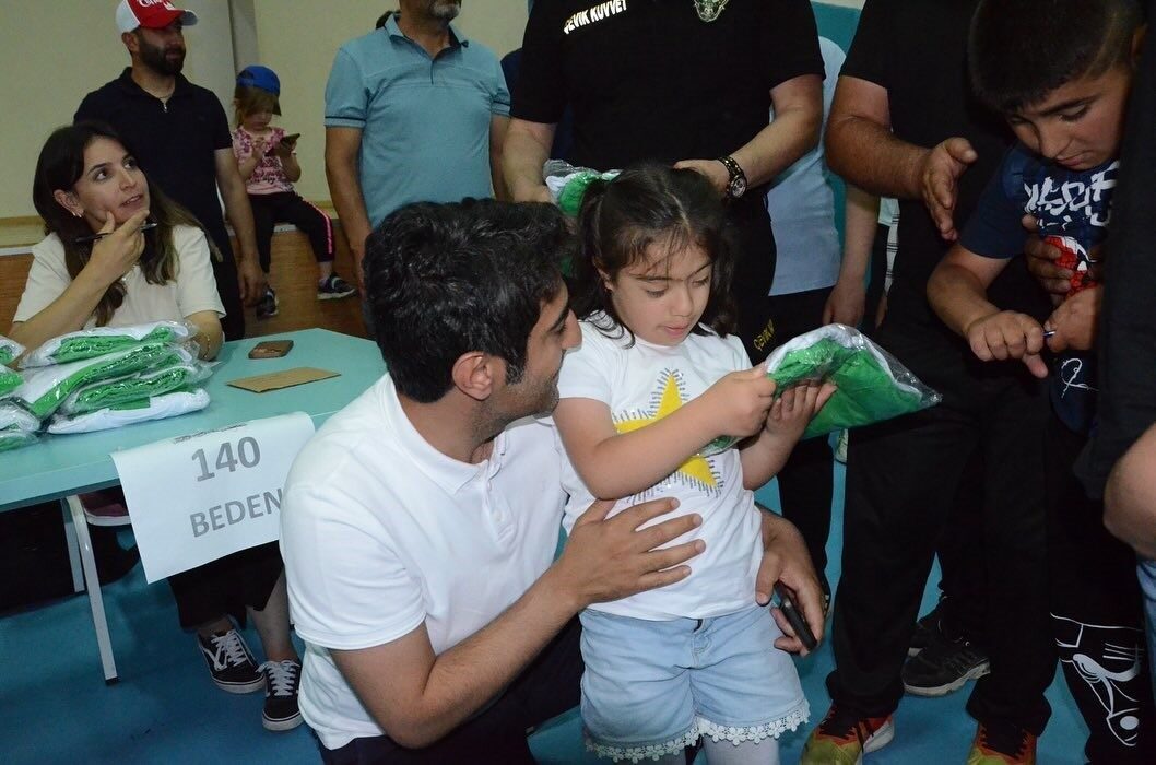 Sarıkamış Belediyesi, yaz sporu kurslarına katılan çocukları unutmadı. Sporculara forma