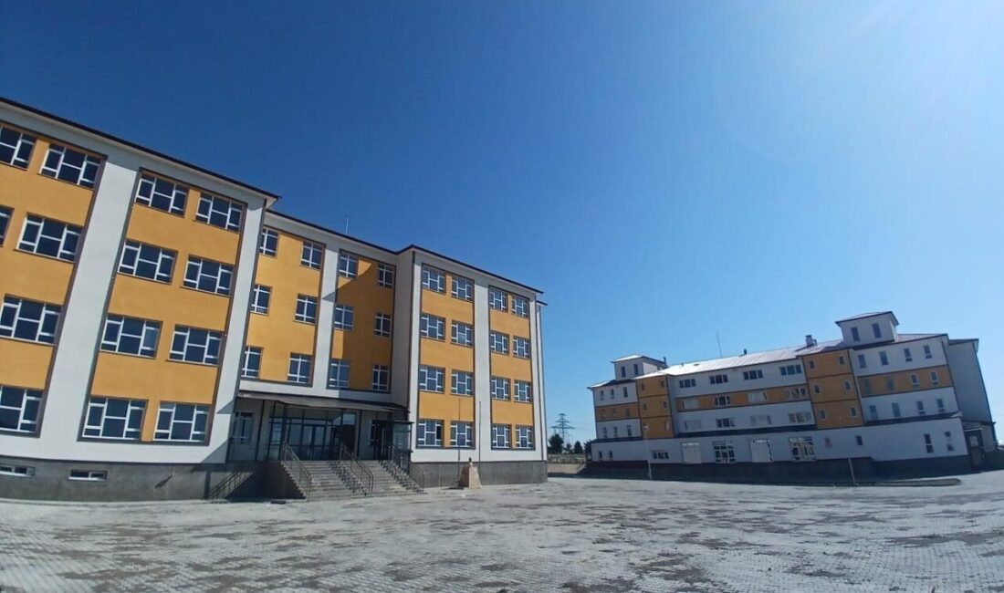 Sarıkamış’ta yapımına tamamlanan modern Fen Lisesi hizmete girdi. Kars’ın Sarıkamış